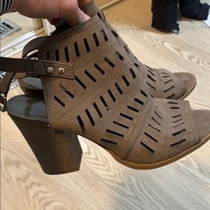 Women’s heeled bootie